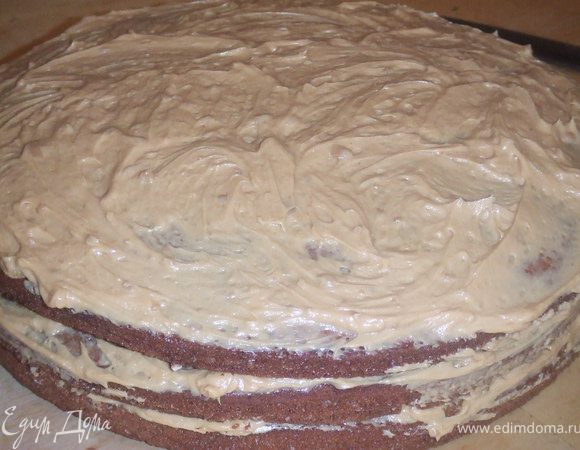 Выложите на большое плоское блюдо друг на друга коржи, промажьте кремом каждый корж.