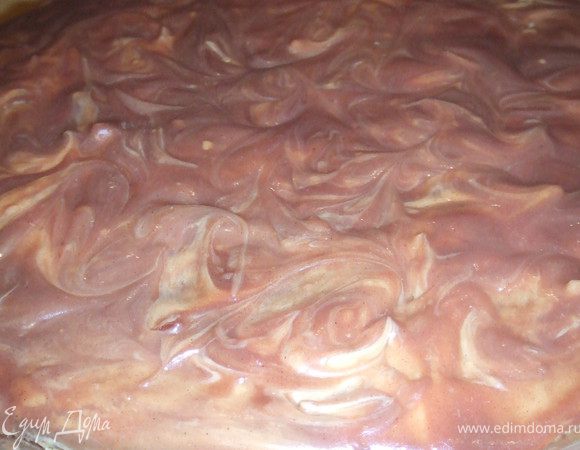 Соединить  сметану, какао и сахар, поставьте на  огонь и варите, 5 минут, постоянно помешивая. Смажьте торт шоколадной глазурью.