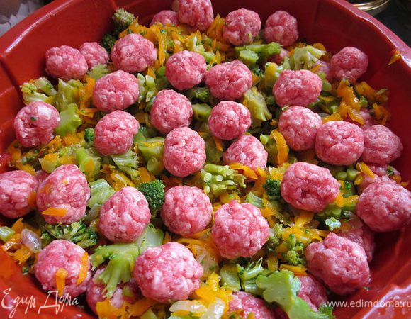 Сверху обжаренную с луком морковь, опять брокколи и мясные шарики.