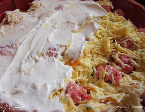 Посыпать тёртым сыром.
Яйца посолить, взбить с молоком и мукой, залить нашу запеканку. Смазать сверху сметаной и запечь в духовке при температуре 180 гр. около часа.