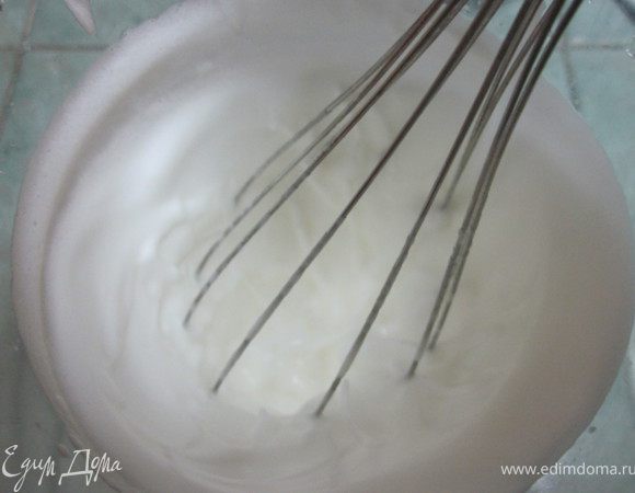 Отделить белки от желтков. Белки взбить в пену (пока отставить), 