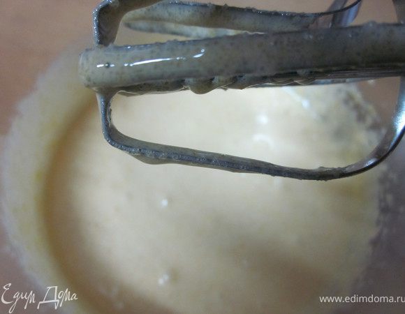 желтки растереть с сахаром. 