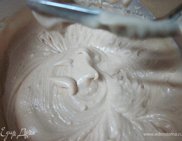 В желтки добавляем йогурт, муку, масло и разрыхлитель и замешиваем тесто.