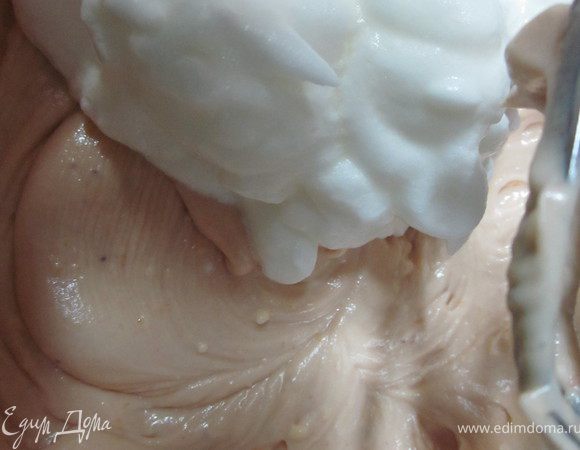 Вводим в тесто белки и хорошо вымешиваем. 