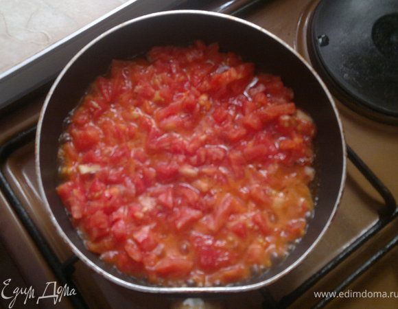 в сковородке растопить масло,помидоры очистить от кожуры,порезать и отправить тушиться,добавить соль,перец,как сок помидоров отойдёт и они будут в масле,дабавить взбитое яйцо,немного премешать и всё,блюдо готово))) Обычно в моей семье,его любят на завтрак.Приятного всем апетита!!!!