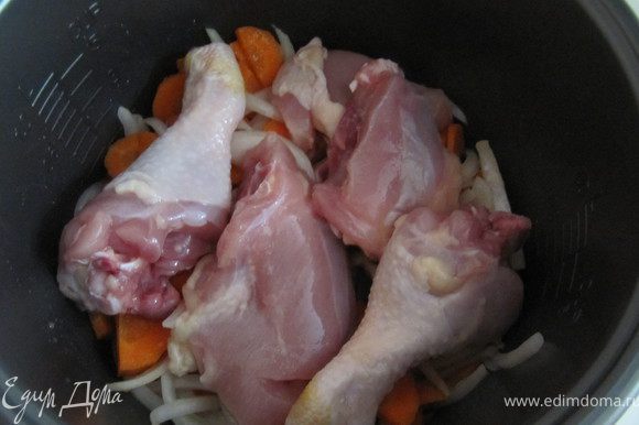 Пока лук и морковь обжариваются, порубить окорочка (можно взять любую другую часть курицы, которая Вам больше нравится). Выложить их в кастрюльку, посолить, поперчить и присыпать карри.