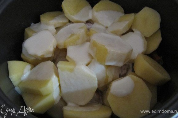 Почистить картофель, нарезать кружочками толщиной 1-1,5 см., отправить в кастрюлю, посолить, поперчить, присыпать куркумой, сверху полить сметаной с яйцом. Включить режим тушение (или убавить огонь до минимального). Тушить до готовности картофеля. Подавать можно украсив рубленой зеленью, но я не стала, так как карри и куркума сами дают веселый желтый цвет и невероятный аромат. Приятного аппетита :)