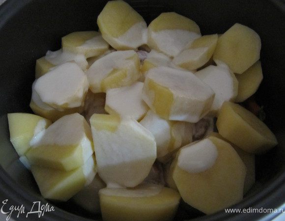 Почистить картофель, нарезать кружочками толщиной 1-1,5 см., отправить в кастрюлю, посолить, поперчить, присыпать куркумой, сверху полить сметаной с яйцом. Включить режим тушение (или убавить огонь до минимального). Тушить до готовности картофеля.
Подавать можно украсив рубленой зеленью, но я не стала, так как карри и куркума сами дают веселый желтый цвет и невероятный аромат. Приятного аппетита :)