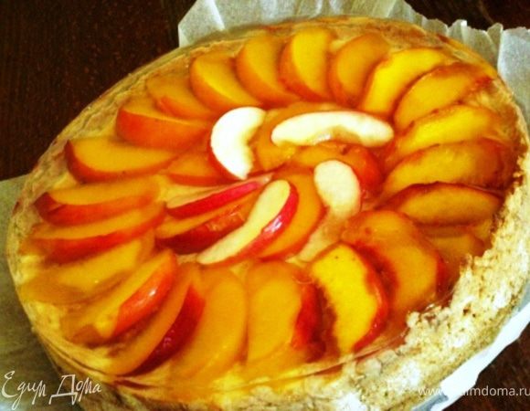 ... летом хочется фруктов и праздника. Продолжаем! Оставляем пирог остыть. Нарезаем два персика ломтиками, красивенько выкладываем, заливаем приготовленным раствором для желе и в холодильник. Приятного аппетита!