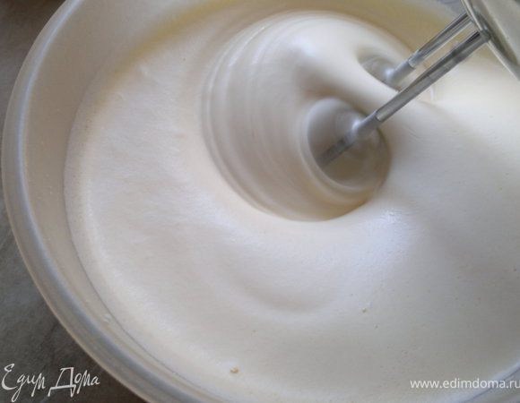 И так преступаем к работе))) в начале взбиваем яйца минут 5-6,затем потихоньку добавляем схарный песок и ещё 5минут