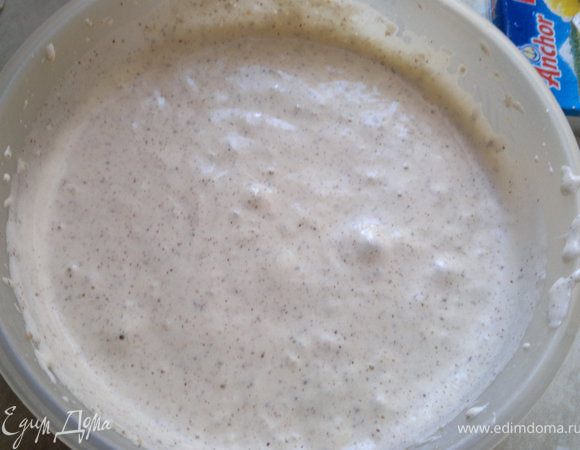 добавляем орехи,мёд и разрыхлитель,взбиваем ,добавляем муку и уже перемешиваем деревяной ложкой