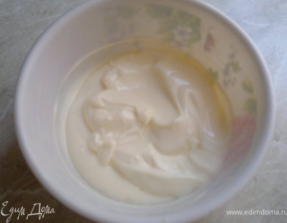 готовим крем,отдельно взбиваем сметану с сахарной пудрой