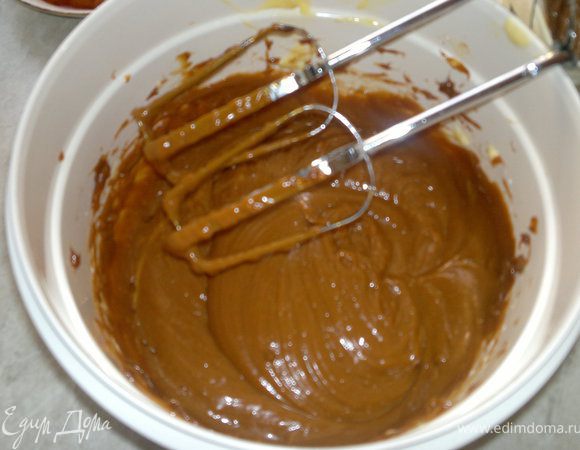 отдельно взбиваем сгущёнку с маслом