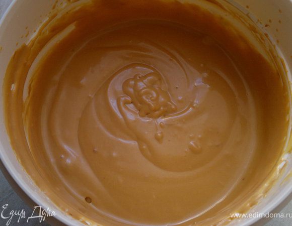 а затем их перемешиваем и отправляем в холодильник,пока корж прохлаждается))))