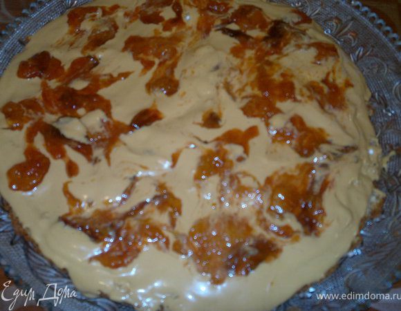 и вот режем корж на 2 части,смазываем кремом(у меня немножко осталось сливового варенья,и я решила добавить,не пропадать же добру),