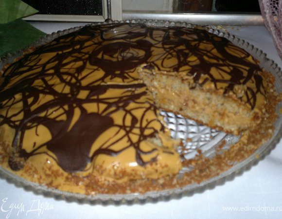 кладём второй корж,смазываем оставшим кремом,а сверху украшаем растопленым шоколадом,набрасала ляп-тяп рисунок))) вроде нечего)))Отправляем торт в холодильник,пропитатся))) 
И вот,сидим во дворе,пришли друзья и мы ,за душевной компанией пьём чай с воздушным тортом!!!!Приятного чаепития!!!