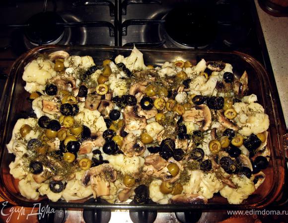 Петрушку вымыть, порезать. Маслины и оливки нарезать колечками. Выложить капусту, грибы и маслины с оливками в форму для запекания. Сбрызнуть оливковым маслом и посыпать зеленью.

