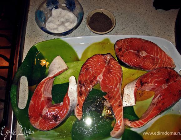 Натереть перцем и солью.