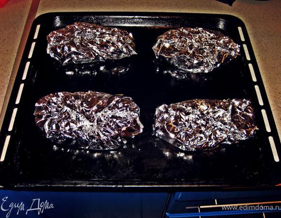 Выложить семгу  в фальгу , сбрызнуть лимонным соком и капелькой масла.
Аккуратно завернуть в фальгу.