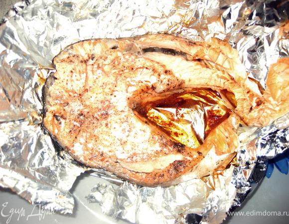 Поставить в духовку противень на 40 мин. По истечении времени достать рыбку. Ну вот в принципе и всё.

ПРИЯТНОГО АППЕТИТА!!