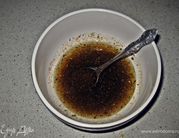 Готовим соус .
Берем мисочку, наливаем туда оливковое масло.
и закидываем по очереди все приправки.
В этот раз мне захотелось положить ещё и горчицы(ну это уже на ваше усмотрение).