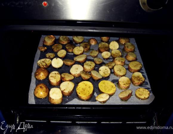 Ну а теперь приступим к самому главному. Берем по кружочку картофеля и окунаем его в наш соус и выкладываем на противень.