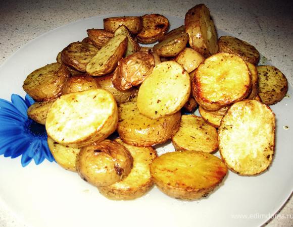 Ставим в духовку на 20-25 мин. (зависит от мощности духовки). 
Ну вы конечно не должны полагаться на это именно время, иногда поглядывайте на свое творение(мало сгорит ещё или пересушится).
Как только вы увидите, что ваша картошечка зарумянилась и стала мягкой, сразу доставайте.
Ну вот и все)))))

ПРИЯТНОГО АППЕТИТА!