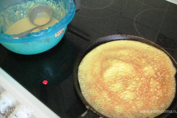 Взбить яйца с майонезом,куркумой и мукой.пожарить на сковороде "блинчик",желательно потоньше.