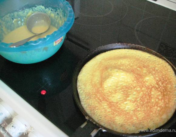 Взбить яйца с майонезом,куркумой и мукой.пожарить на сковороде "блинчик",желательно потоньше.