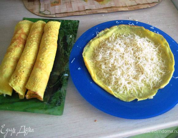 Намазать его начинкой:тёртый сыр и майонез.Свернуть в рулет ,охладить,порезать на кусочки.С этого замеса выходит 4 блина.