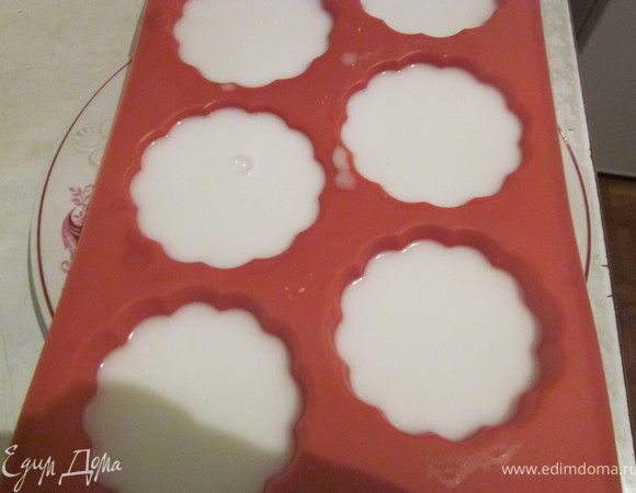 В сотейник налить кокосовое молоко, добавить сахар и желе. Довести до кипения и прогреть 1 минуту. Горячую смесь разлить по формочкам. Немного охладить и убрать в холодильник, лучше на всю ночь. 