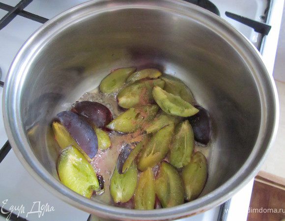 Мед налить в сотейник и поставить на плиту. Прогреть до пузырей. Сливу разрезать на четвертинки и добавить к меду. Все хорошенько прогреть, слива даст сок. Добасить мускатный орех и корицу. Держать соус на плите минуты 2-3, а то слива превратится в пюре.