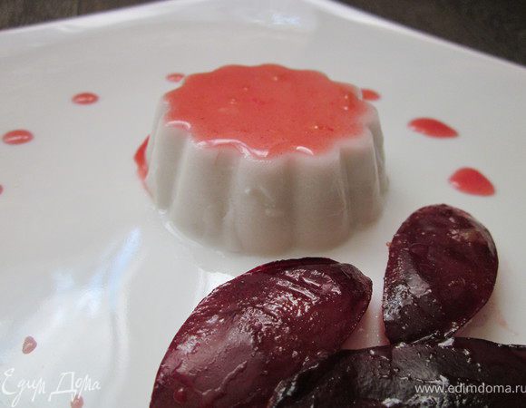 Панна котту выкладывает на тарелку, рядом положить сливу и полить соусом. Приятного аппетита!!!