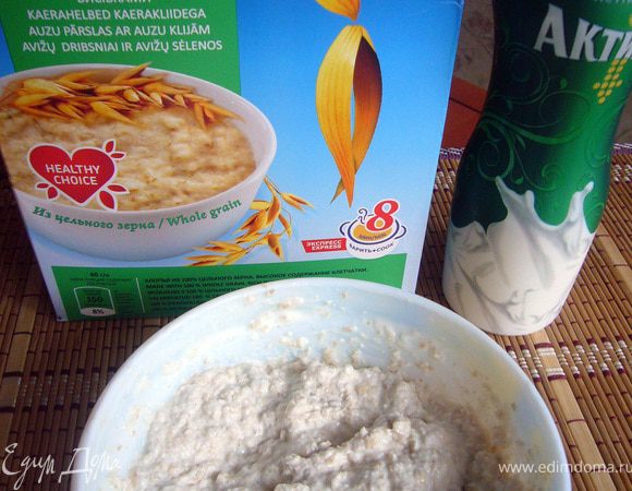 Овсяные хлопья залить йогуртом и перемешать. Йогурта должно быть столько, чтобы хлопья пропитались и не было сухих комочков, но и больше заливать не нужно, чтобы фарш жидкий не получился. Оставить на 20 мин для разбухания.