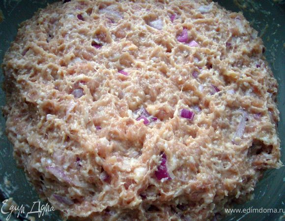 
В куриный фарш положить рубленный лук, яйцо и хлопья в йогурте, специи и соль по вкусу. Перемешать до однородности. Оставить фарш в холодильнике минут на 15-20, чтобы котлеты легче формировались.