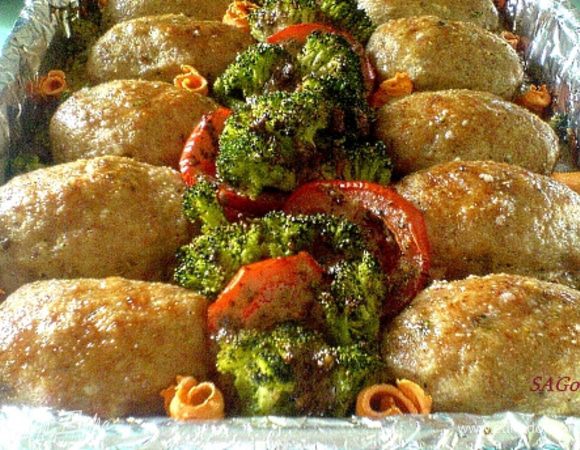 Вместе с котлетами я запекаю иногда кусочки болгарского перца или брокколи и цветную капусту. Можно минут за 10 до окончания готовки подмешать в получающийся сок от котлет сливки или сметану с горчицей, сразу и подлив будет.