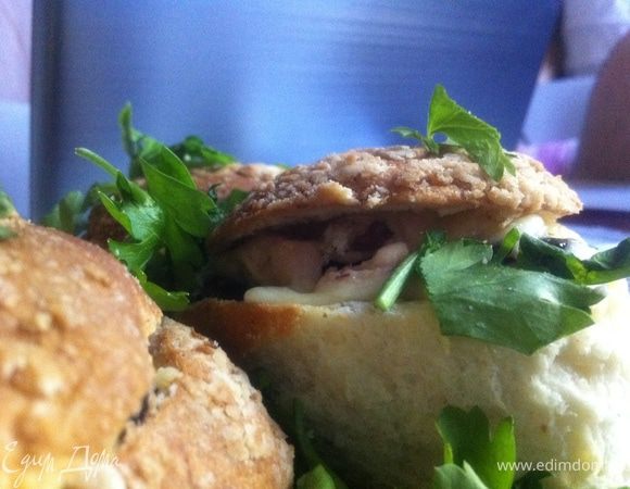 Сверху добавляем зелени и закрываем шляпкой. 