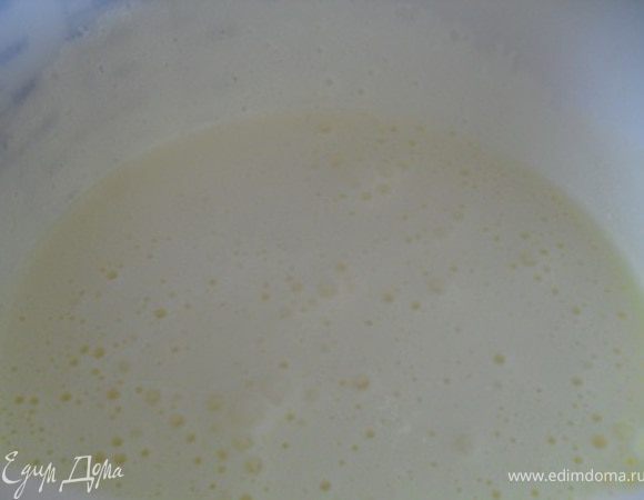 Итак, приступим.Белки взбить с сахаром в пышную пену, желтки взбить отдельно, после добавить желтки к белкам, взбить.