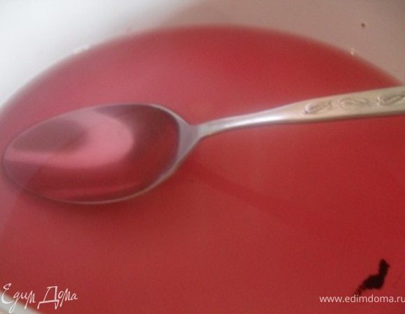 Сварить пропитку, уварив на плите воду с сахаром и сиропом, дать немного остыть, влить коньяк.