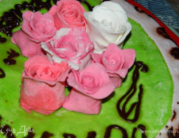 Я раскрашивала мастику в розовый, алый, зелёный, сереневый цвета. 
Зелёную раскатала и уложила сверху, полуился газон.Сиреневой обкрутила бока, а из остальной накретила роз.