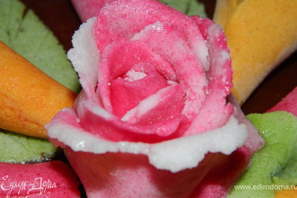 Из обычной сахарной мастики сделали цветочки типа каллы и розочку.Мастику сахарную не люблю, но она уже у меня лежала готовая в марозилке.