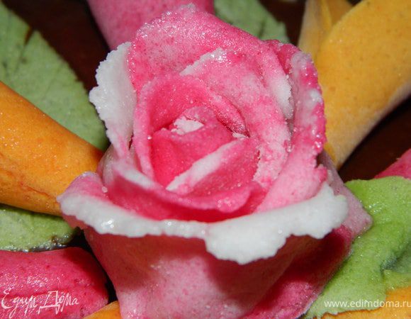 Из обычной сахарной мастики сделали цветочки типа каллы и розочку.Мастику сахарную не люблю, но она уже у меня лежала готовая в марозилке.