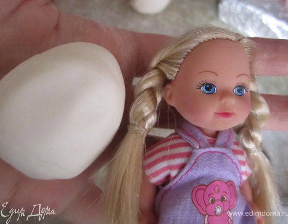 Для того чтобы сделать лицо для куколки, я использую самодельный молд))) делается он просто. Для это нужно небольшой кусочек желатиновой мастики и маленькая кукла. 
