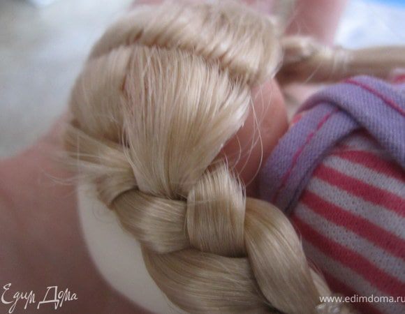 Куклу вдавить в желатиновую мастику.  
Пишу и смеюсь))) звучит странно и смешно))) 