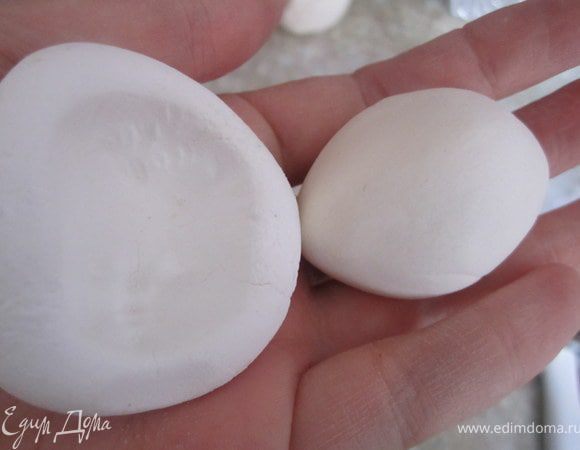 После того как молд готов и высушен.
Нужно взять кусочек мастики(мармышковую и желатиновую мастику смешать 1:1).  Мастика должна быть не сильно мягкой.