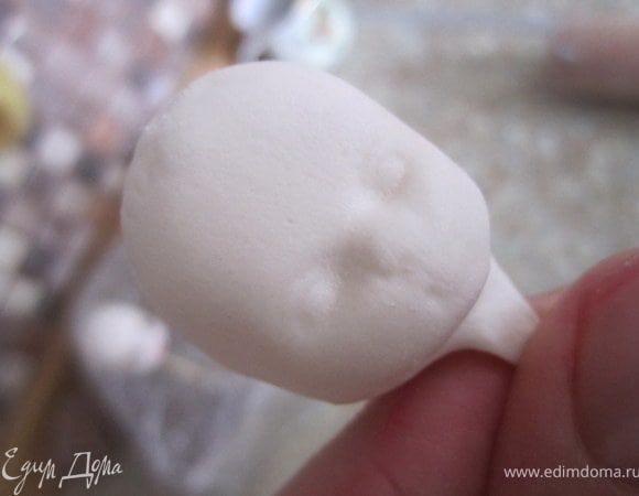 Зубочисткой или тоненькой палочкой немного подчеркнуть лицо.
Лицо готово, закрепить на зубочистку, оставить сохнуть.