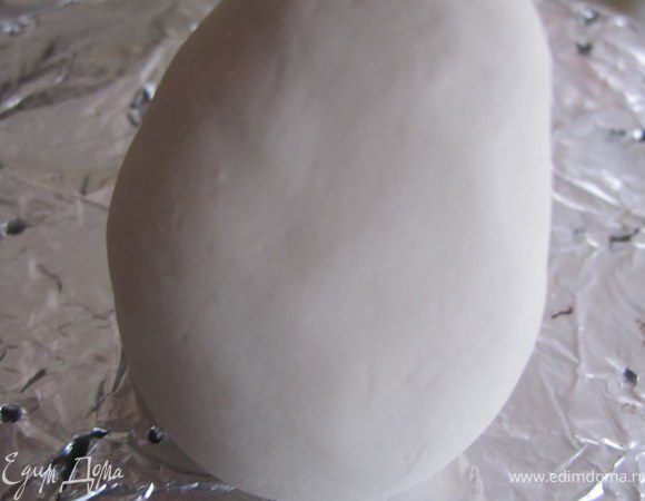 Из мастики сделать овал, это будет у нас туловище. 