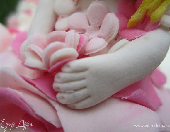 Аккуратно острые уголки. Зубочисткой нарисовать ногтики.
так же сделать вторую ручку.
(Сфотографировать сразу забыла, так что пришлось делать фото уже на готовой куколке.))