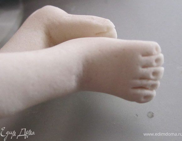 Загладить уголки, зубочисткой нарисовать ногтики.
