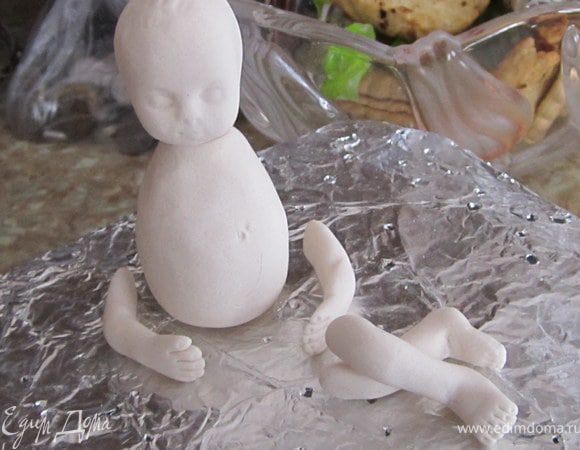 Уложить ножки и ручки в нужной позе.
Оставить сохнуть.
(моя мама всегда пугается, когда видит как сохнут мои куколки)))) 